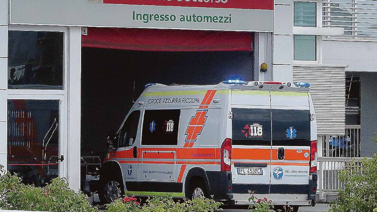 Rimini, Pronto soccorso: Attese di 8 ore e barelle nei corridoi