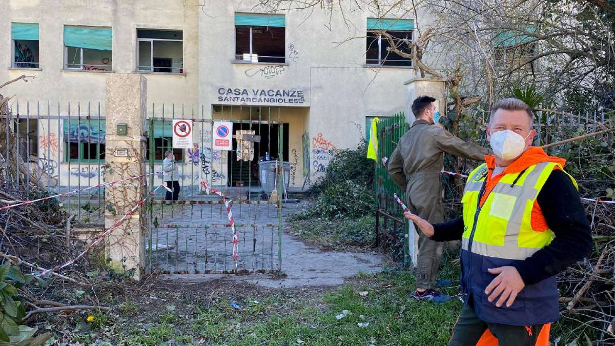 Cani addestrati per i terremoti in colonia diroccata di Cesenatico
