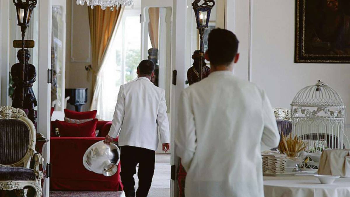 Lavoro a Rimini al Grand Hotel, decine di posti a disposizione: ecco le figure richieste