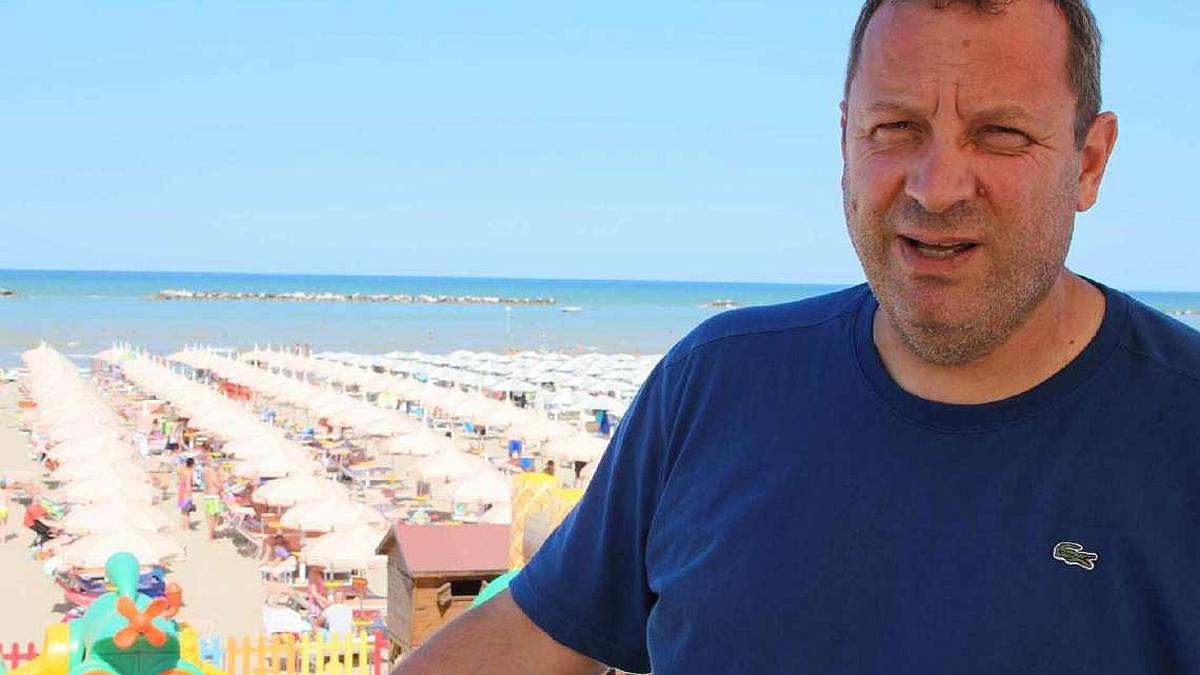 Guerra degli ombrelloni a Cesenatico, i bagnini: «Hotel in ritardo»
