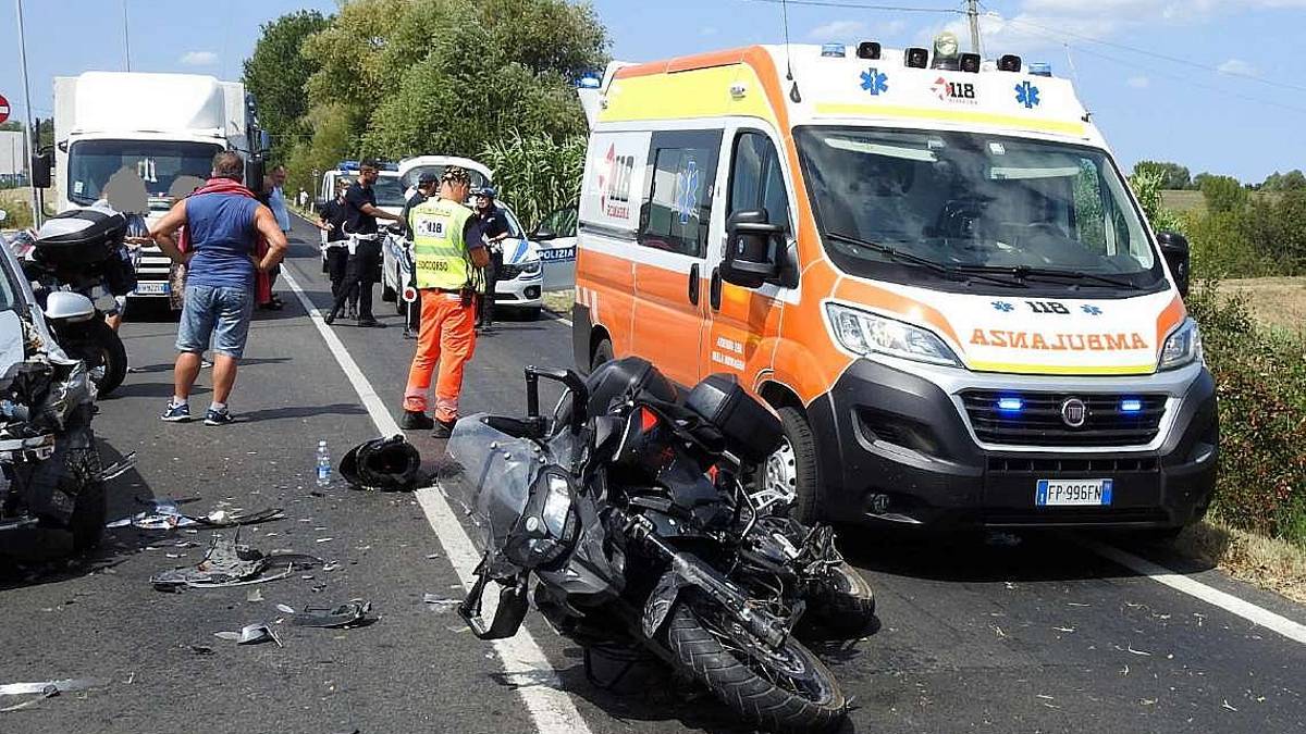 Lavezzola, violento scontro tra auto e moto