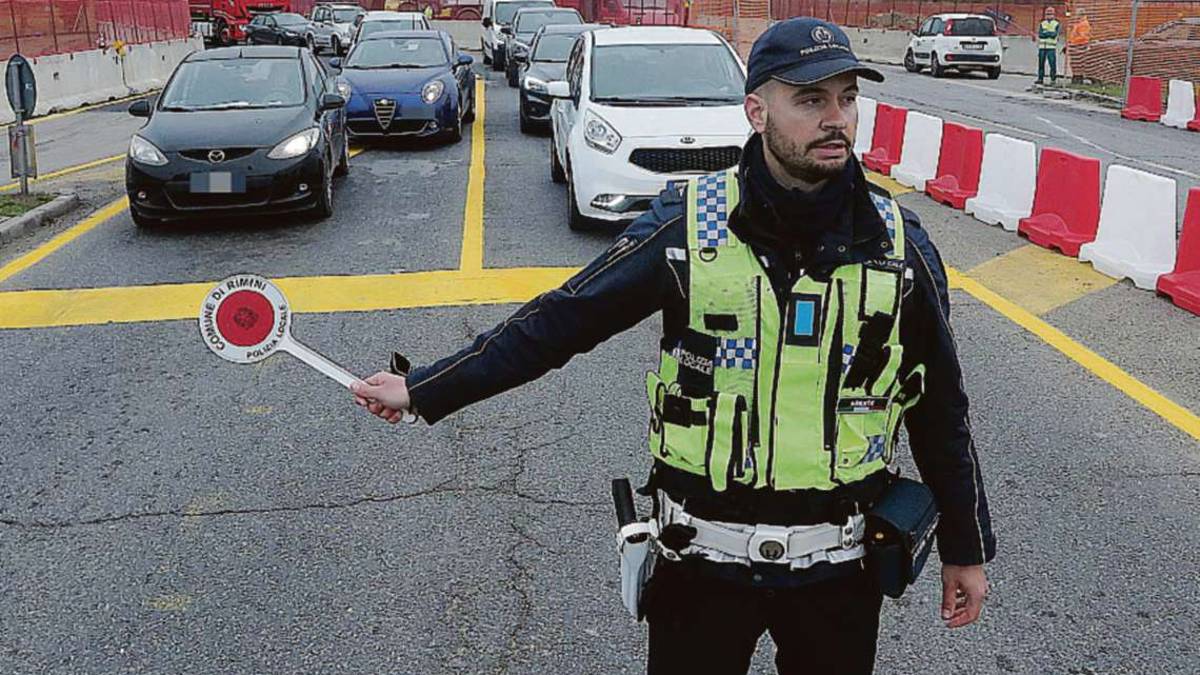 Rimini, chiusi al traffico 500 metri della statale Adriatica: rischio esondazione Marecchia