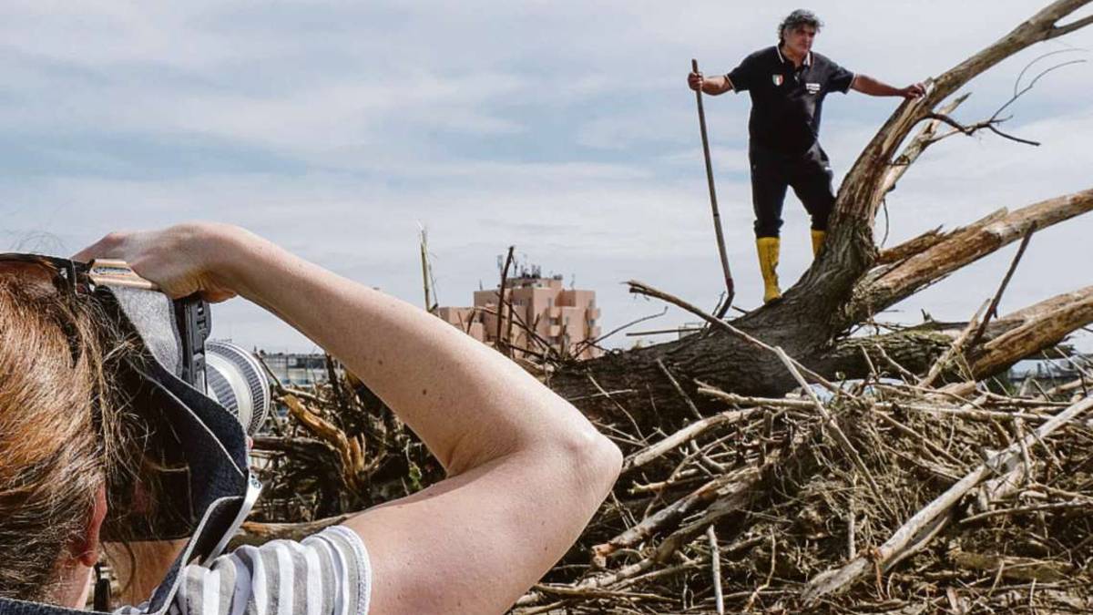 Rimini. Maltempo, spiaggia ripulita: ecco il lavoro dei bagnini
