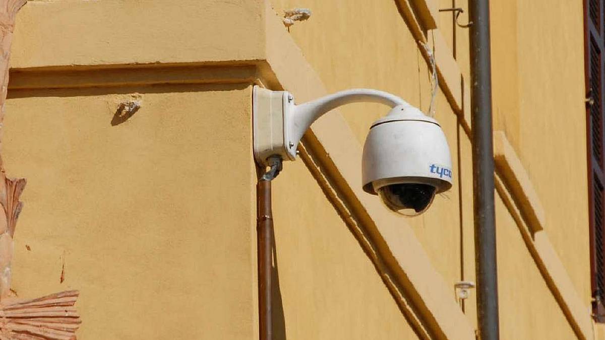 Centro storico sicuro con telecamere e app