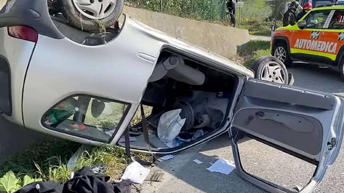 Ponte Verucchio, perde il controllo e si cappotta con l'auto