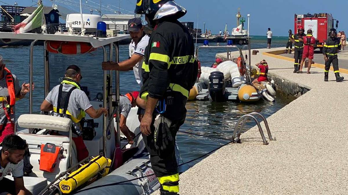 Cesenatico, strana sostanza nel porto canale