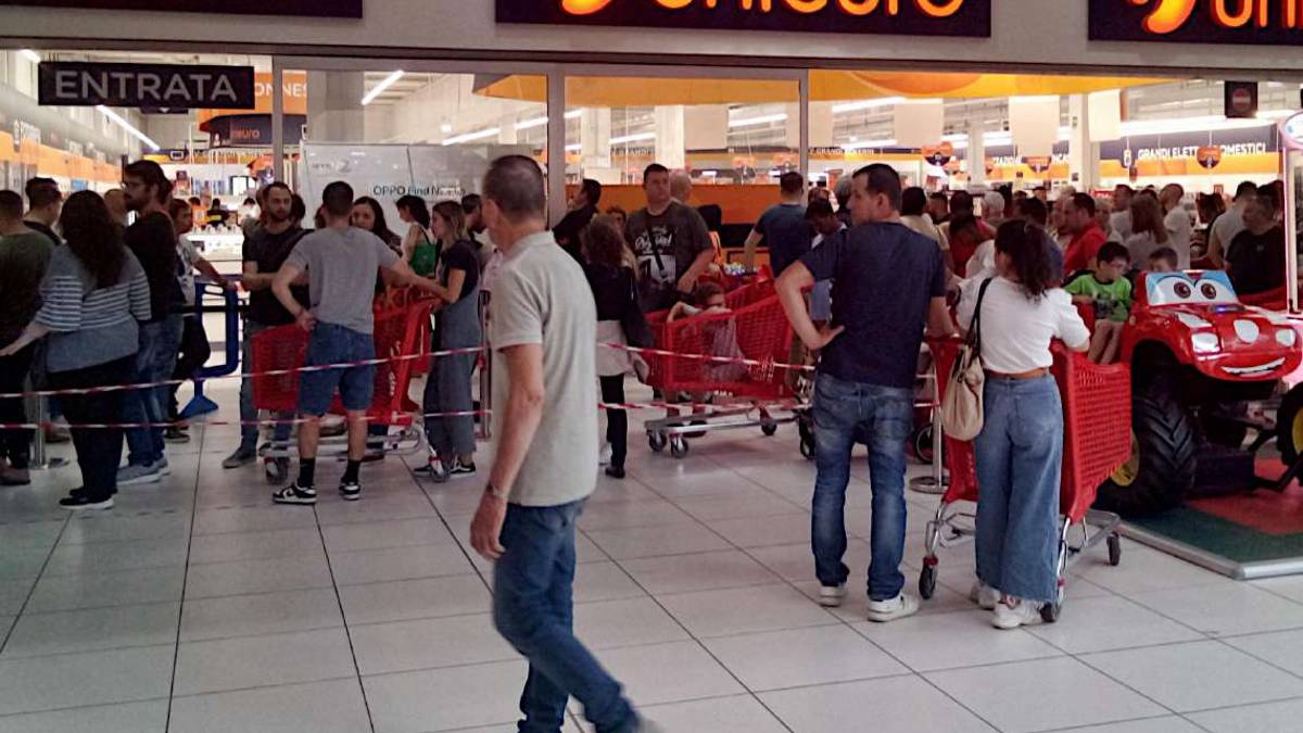 Ravenna, elettrodomestici scontati. Code nei centri commerciali