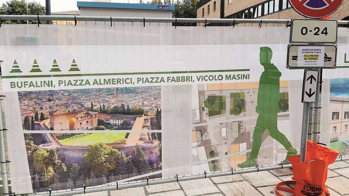 Cesena, cantiere in centro: teli come souvenir a lavori finiti