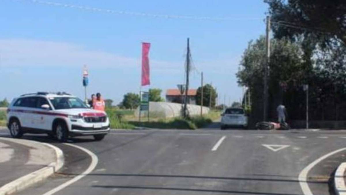 Cesena, incidente: impatto moto-auto: 33enne in Rianimazione