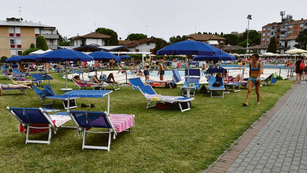 Forlì. Piscine prese d'assalto: Mai così tanta gente
