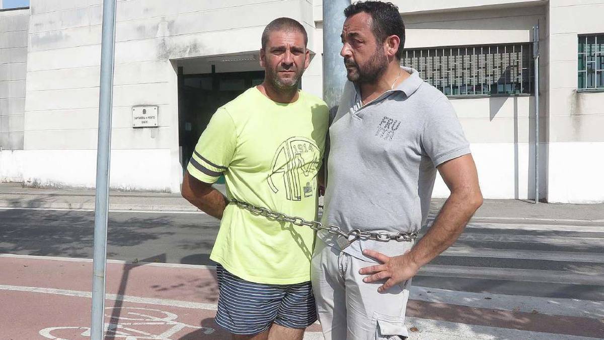 Rimini. Peschereccio bloccato dalla burocrazia: si incatenano