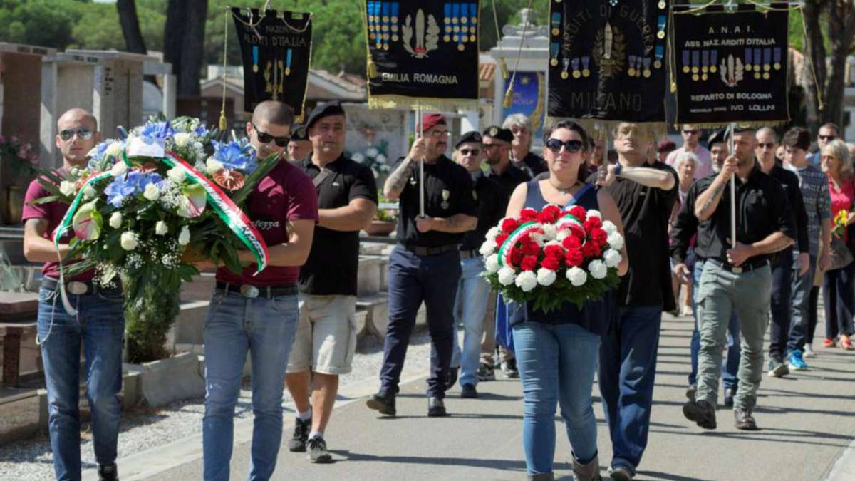 Ravenna, gli Arditi multati dal Comune: Rito fascista davanti al cimitero