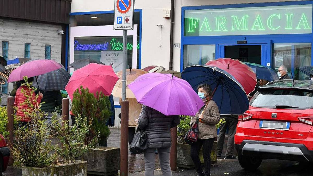 Forlì, code in farmacia per le vaccinazioni