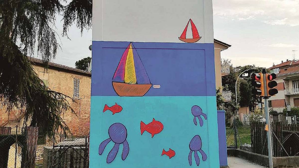 Cesena, tocco naif di arte ecologista sulla torretta Enel