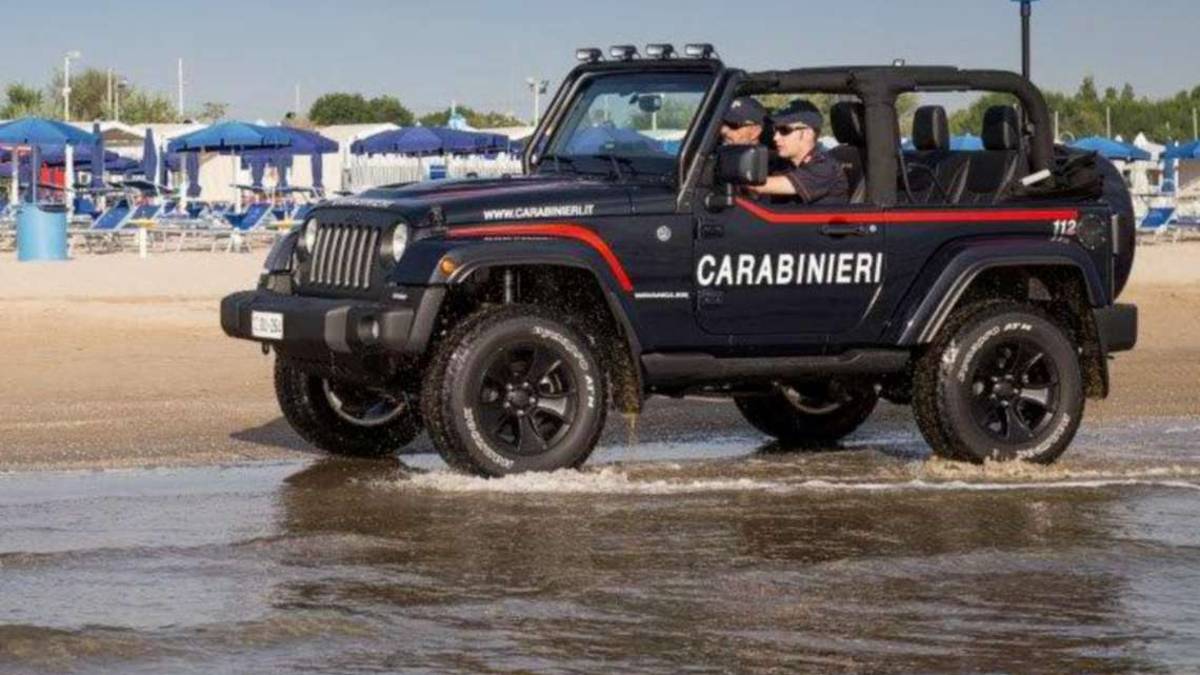 Riccione, esibizionista arrestato in spiaggia: autoerotismo davanti a minori