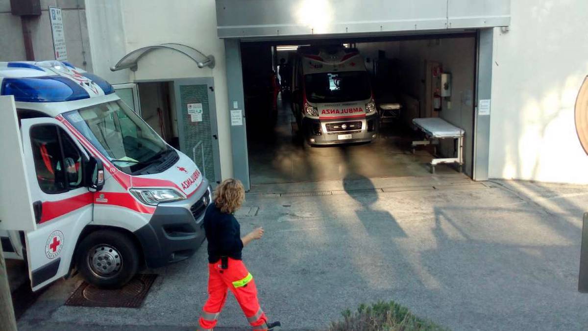 Schiaccia la moglie con l'automobile: salvata dai vicini a Cesena