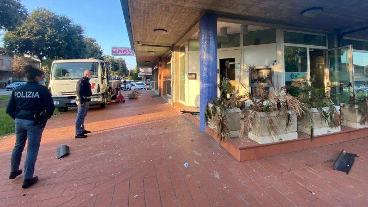 Cesena: bancomat espoloso, bottino 15.000 euro