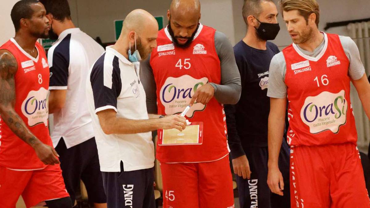 Basket, note positive in casa OraSì ma a vincere è Mantova