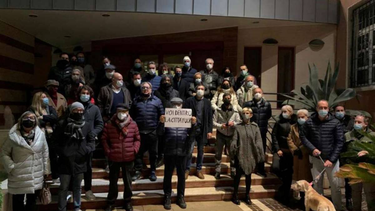 Riccione, la protesta davanti al consiglio: La città vera è fuori