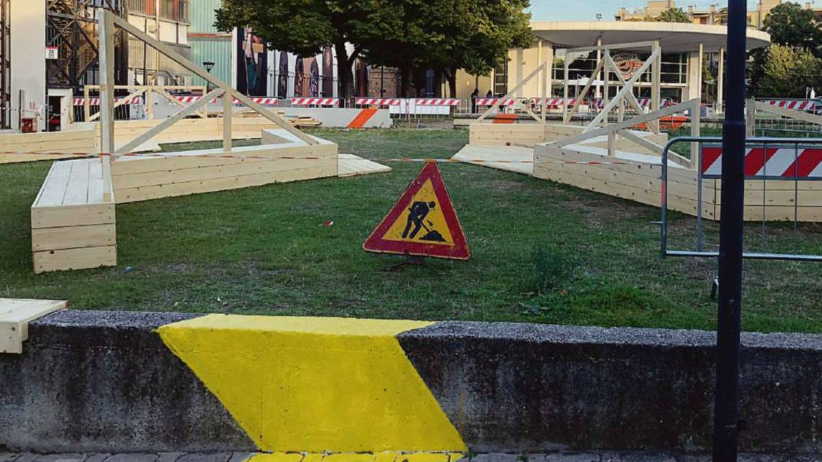 Cesena, gli studenti creano una piazza provvisoria in zona stazione