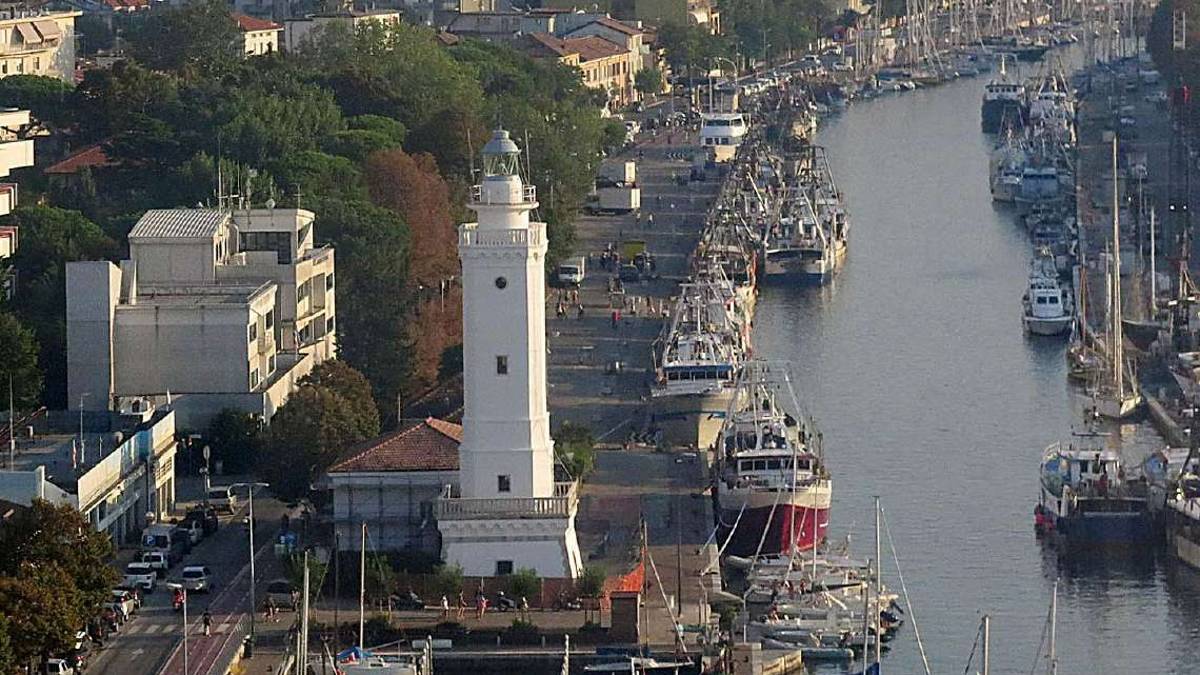 Bussando ai porti, storia fra Marche e Romagna