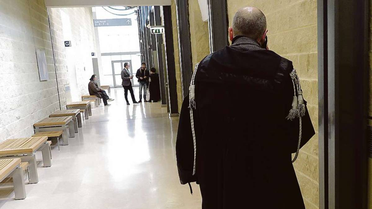 Meldola, incendiò l'auto della ex: patteggia tre anni