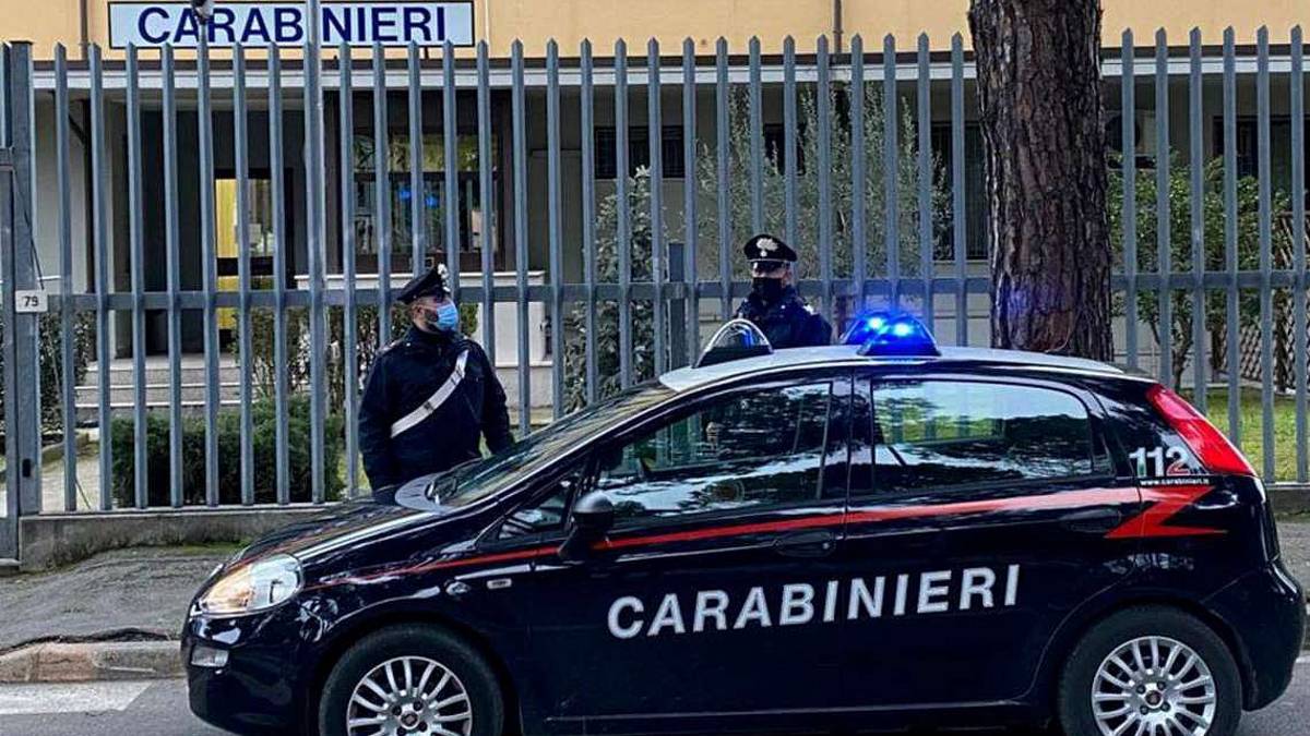 Cattolica, gli prestano trentamila euro e pretendono la licenza del negozio