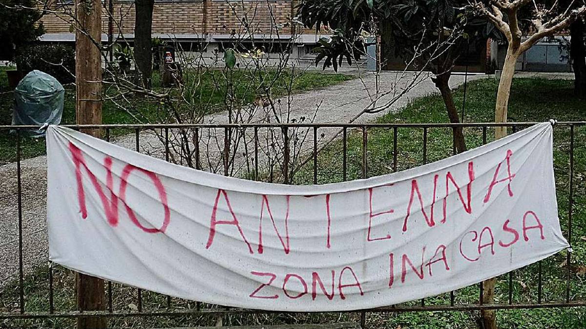 Rimini. Ina casa pronta a scendere in piazza contro l'antenna