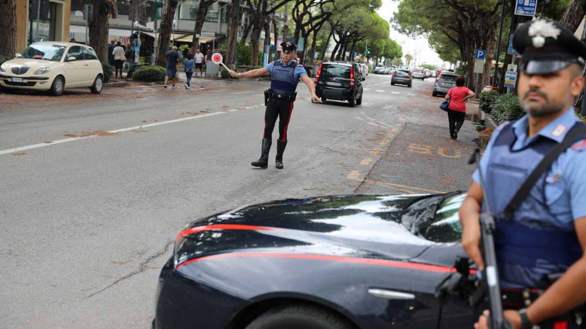 Longiano, guida senza patente, tenta di investire i carabinieri e rompe la paletta: arrestato