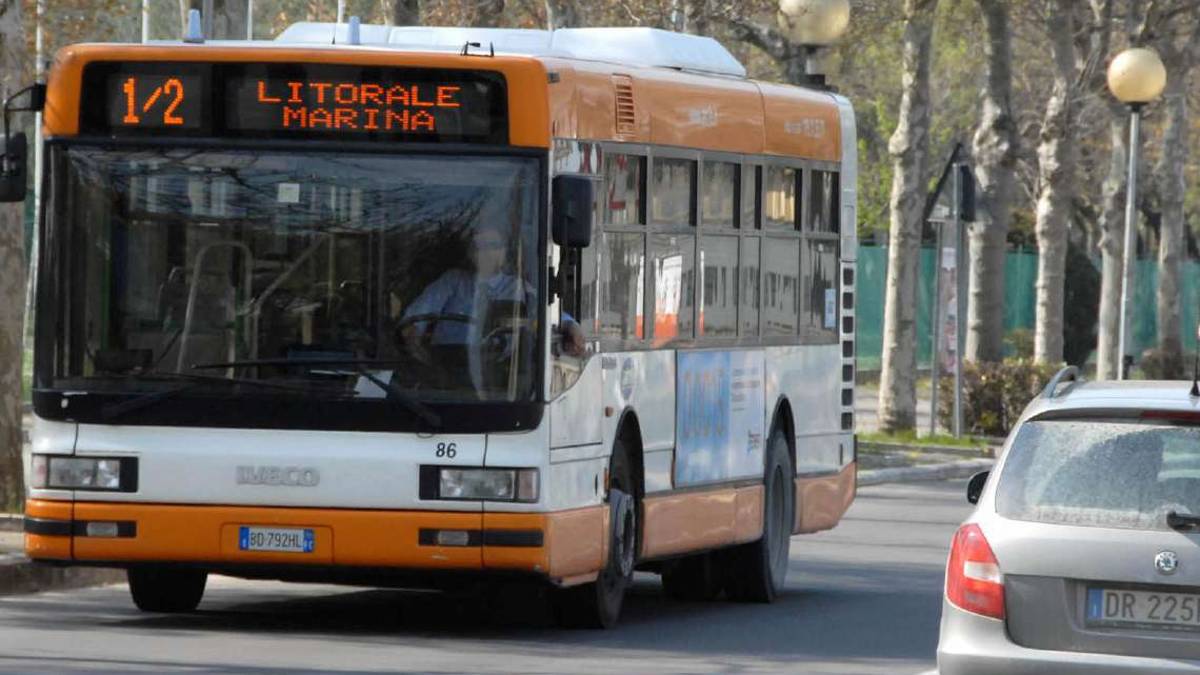 Cesenatico: baby bulli in azione con la scossa sul bus scolastico