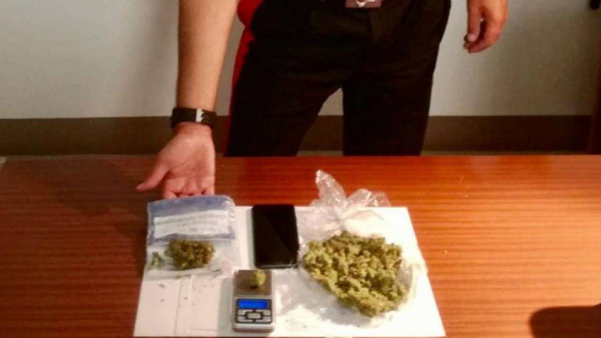 Cameriere con la febbre: si mette in malattia ma spaccia