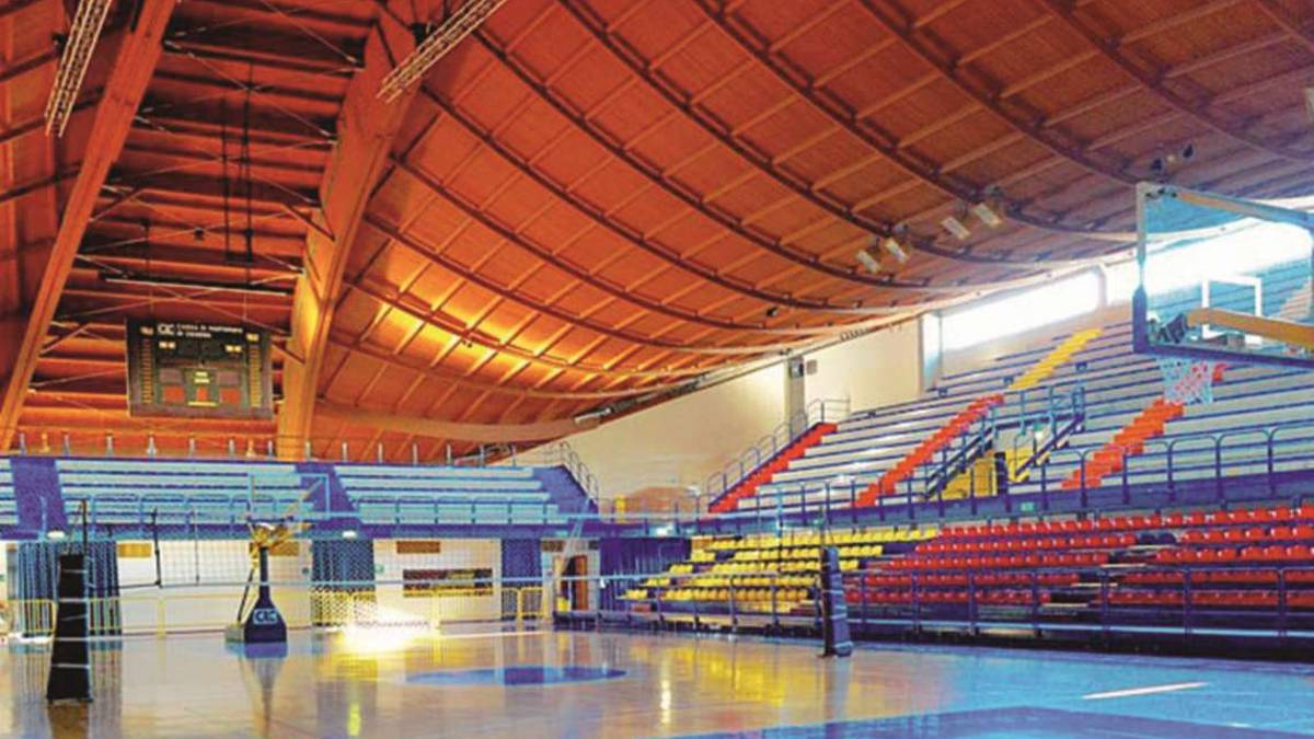 Piove dal tetto: lavori urgenti al Carisport di Cesena