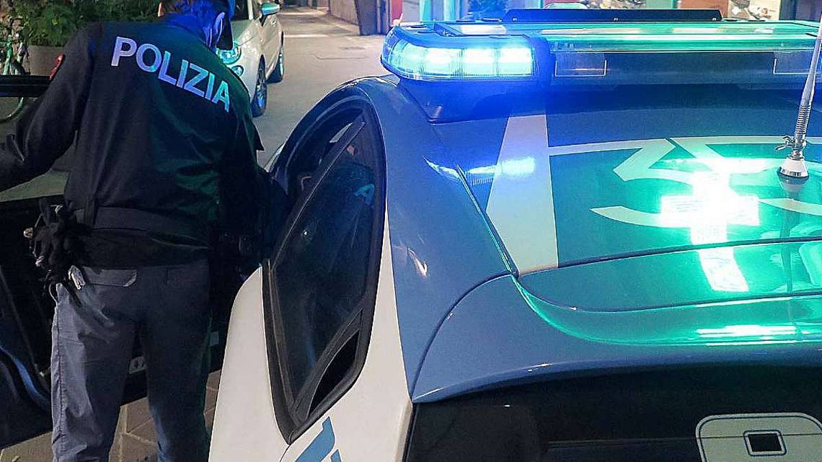 Cesena, blocca un ladro che cerca di sfondare la vetrina di una rosticceria e lo fa arrestare
