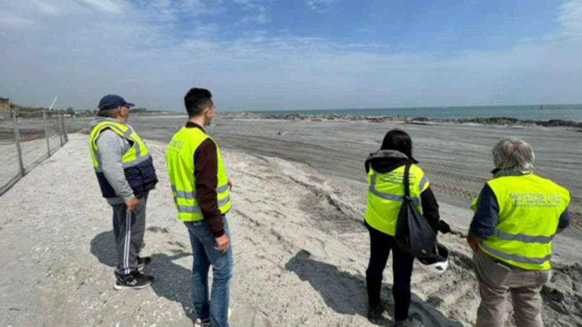 Cesenatico, la sabbia del fondale arrivata in spiaggia