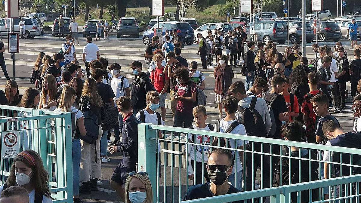 Già 191 classi in quarantena in Romagna. L'Ausl: «Il virus circola»