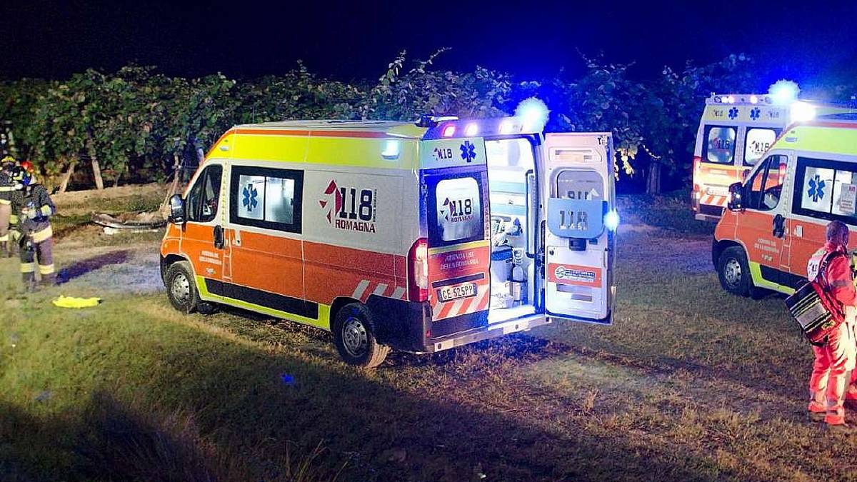 Ravenna, l'Opel vola nel vigneto: paura per 5 giovanissimi