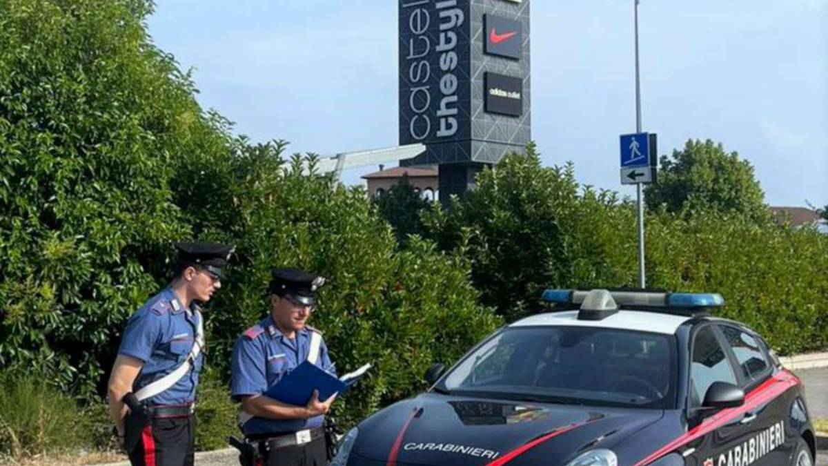Imola, vanno all'outlet e lasciano il figlio di un anno in auto