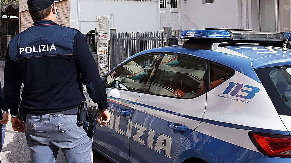 Cerca di impedire il furto degli occhiali, preso a bastonate