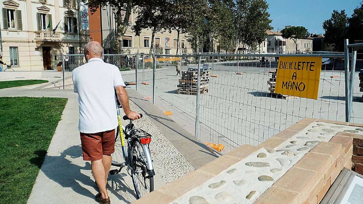 Rimini. Piazza Malatesta, recintata l'area dopo la caduta