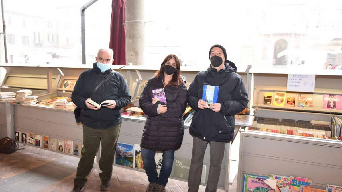 Imola, dopo un anno i libri tornano sotto i portici