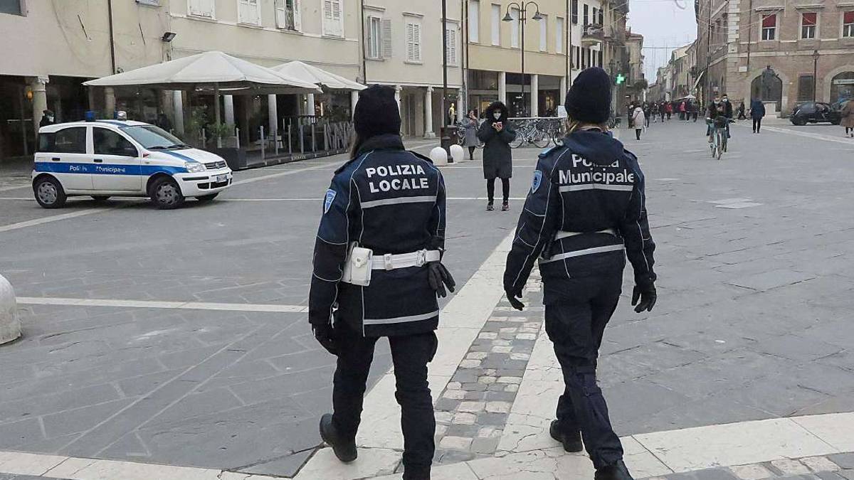 Rimini, insulta le vigilesse: paga 600 euro