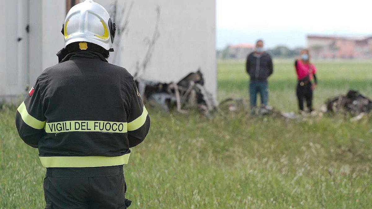 Aereo caduto a Ravenna, sequestrati i resti del velivolo