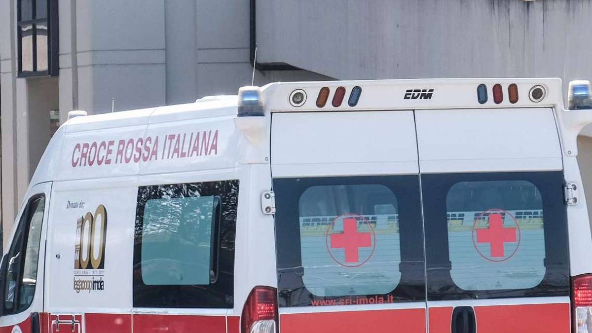 Imola, 93enne attende 6 ore per essere portato a casa da ambulanza