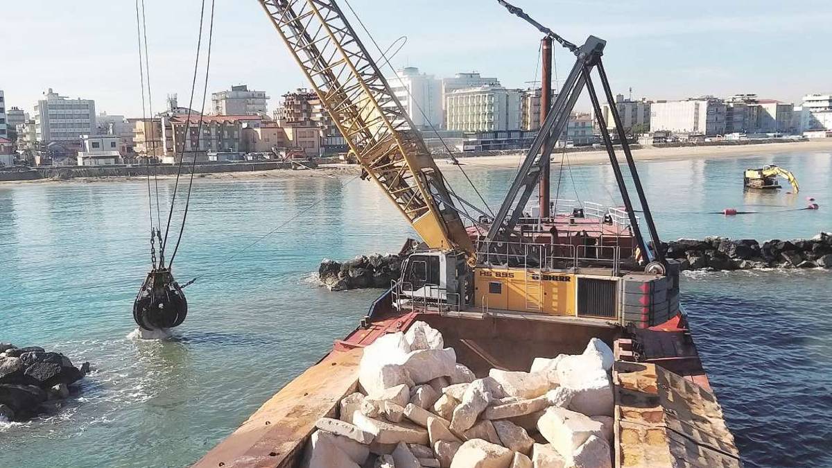 Cesenatico, sabbia sommersa aspirata e scogli rinforzati