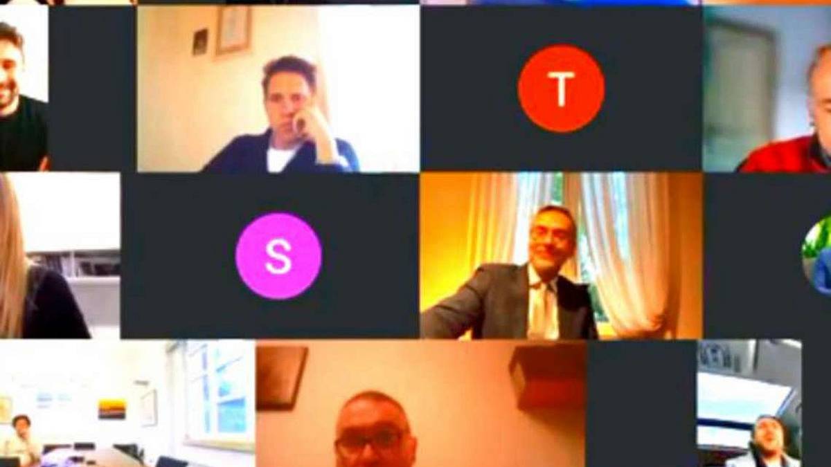 In auto durante il consiglio comunale, la segretaria lo bacchetta