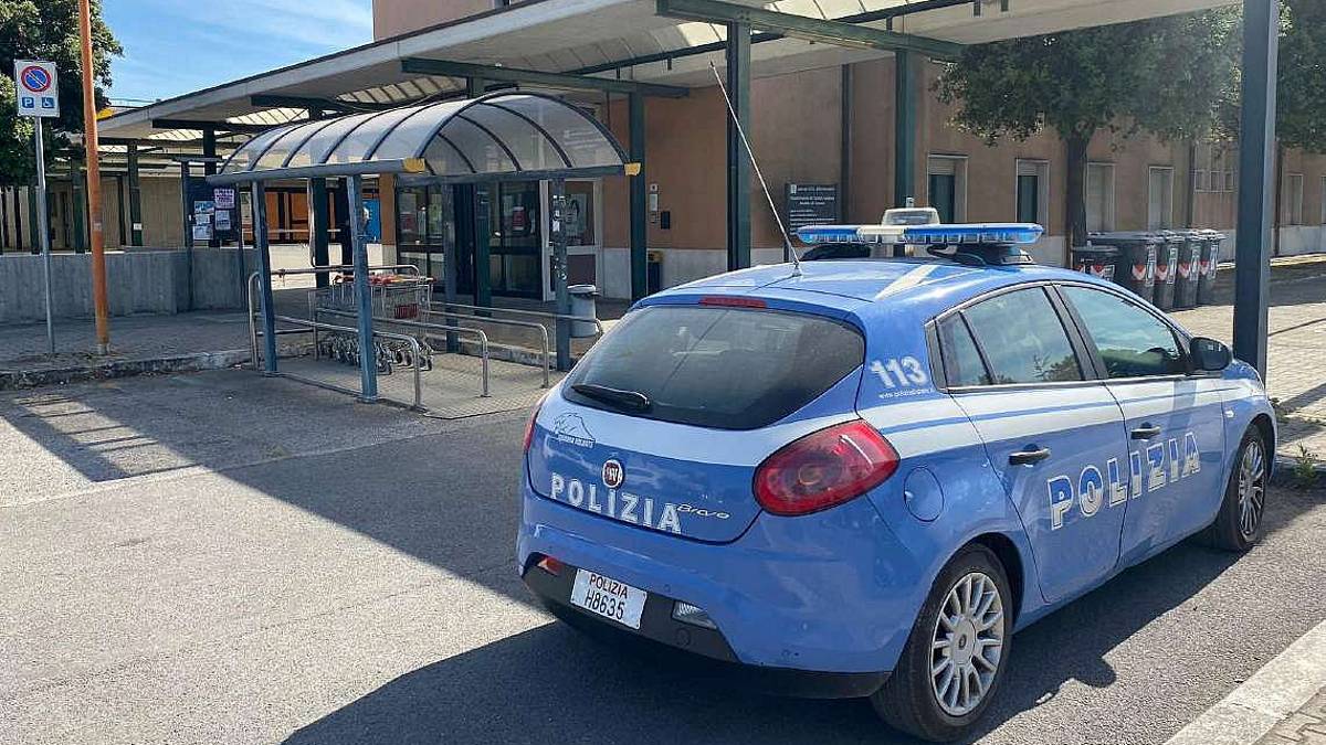 Cesena, cassiera aggredita: caccia al rapinatore