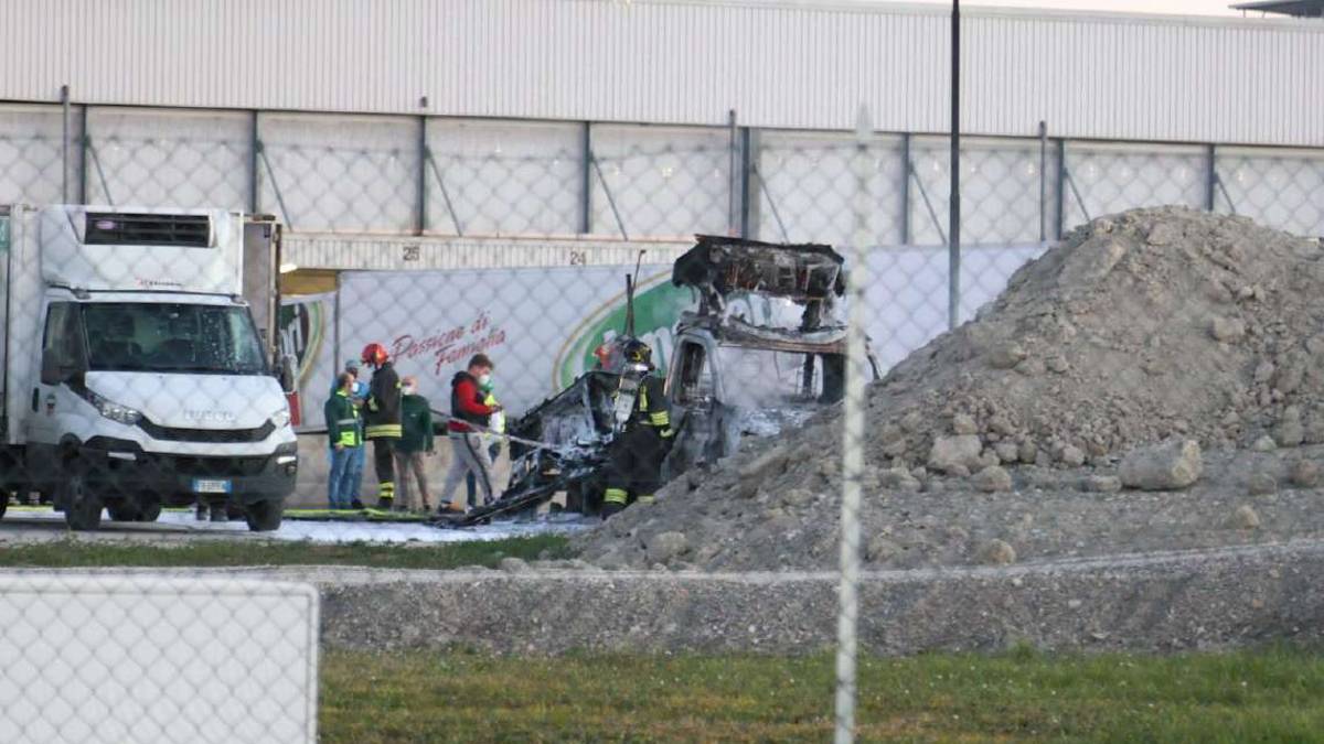 Cesena: furgone a fuoco nel parcheggio di Amadori