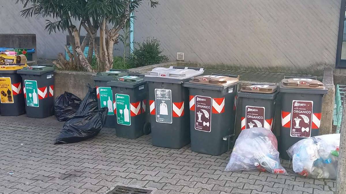 Savignano, rifiuti e sporcizia vicino al centro: nuova segnalazione