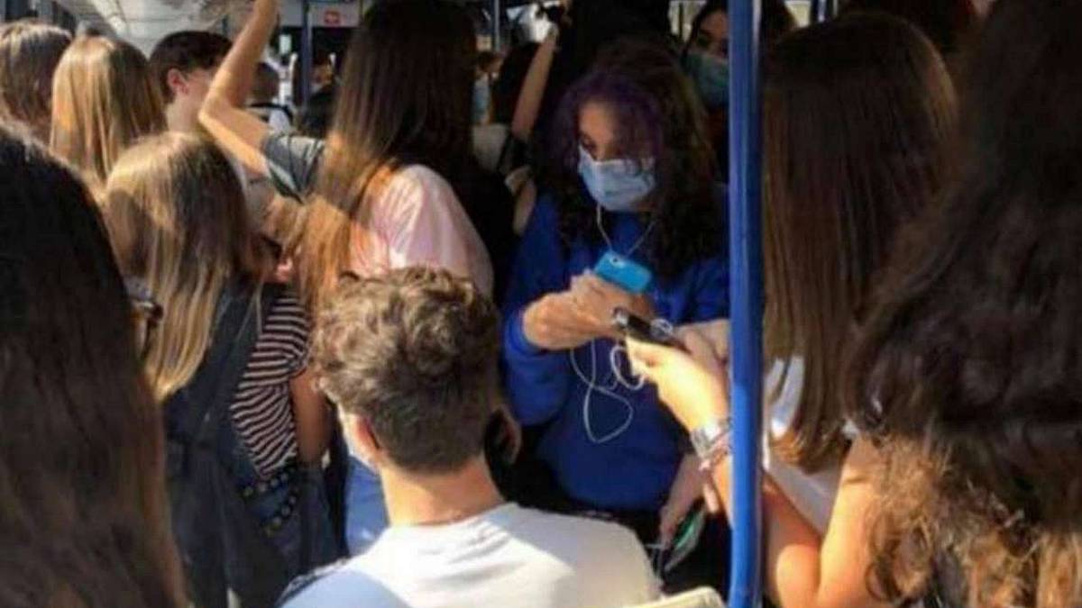 Scuola e bus affollati. Start: Colpa anche dei genitori