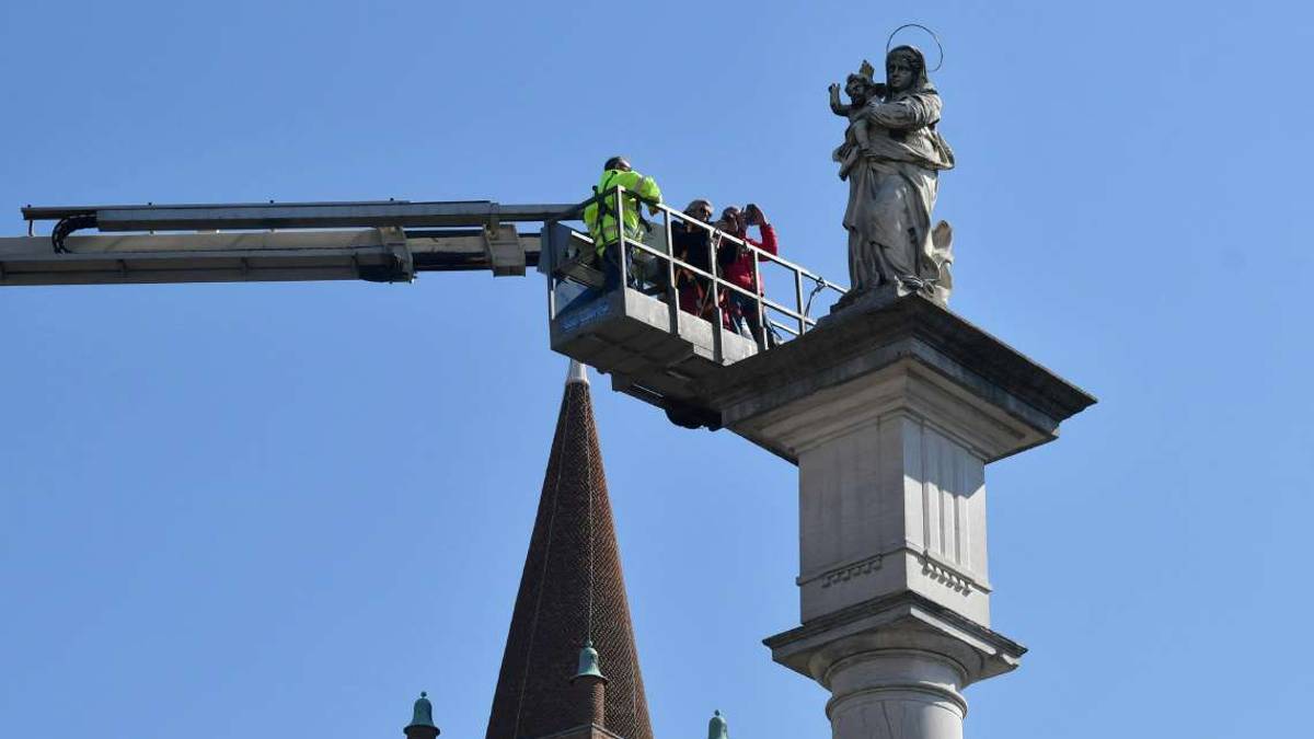 Forlì. Lavori per ripulire la Madonna del Fuoco